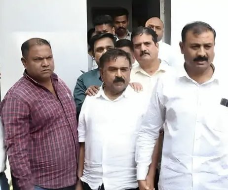 khan_tahkeek's tweet photo. शादी के बाद मुझे बेटा नहीं हो रहा था ससुराल में ताने मिलते थे तंग आकर में कैप्टन बाबा के पास गई..।।

अप्रैल 2022 से दिसंबर 2024 तक नासिक में उसके ऑफिस जाती रही। बाबा ने गारंटी दी की तंत्र पूजा से सब ठीक हो जाएगा उन्होंने मुझे तांबे के लोटे से पानी पिलाया और कुछ खाने को दिया.।
थोड़ी देर बाद मेरा सर घूमने लगा और शरीर सुननी पड़ गया इसी का फायदा उठाकर बाबा ने मेरे साथ रेप किया और बोला मैं शिव का अवतार हूं मेरे साथ संबंध बनाकर तुम पवित्र हो गई हो..view more
