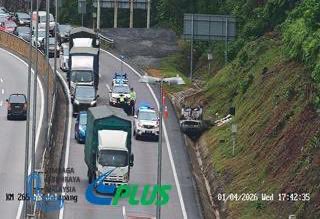 Jom_Cuba's tweet photo. @MohKeIpoh Awas! kemalangan kereta terbalik ke dalam longkang di Km 265.5 arah selatan dari Terowong ke Ipoh. Lorong kiri terhalang. Trafik sesak. Pandu berhati-hati. https://t.co/Zk7HqhGEtP