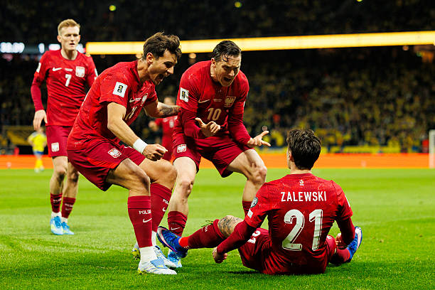 cehaujotbei's tweet photo. MAMY TO! 🇵🇱🔥
Co za mecz, co za emocje! Polska wygrywa ze Szwecją i jedziemy na Mistrzostwa! ⚽️🏆 Dzisiaj cała Polska świętuje!
Brawo Panowie, pokazaliście charakter! Widzimy się na turnieju! 🇵🇱💪
#POLSWE #Polska #Awans #ŁączyNasPiłka #Mistrzostwa https://t.co/Ud2sAw68jZ
