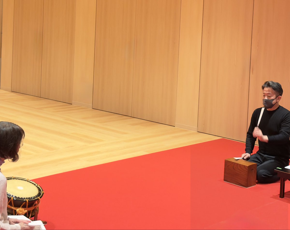 【宝生春日ウチtoウチ】
本日は #太鼓方観世流 講座にて #小寺真佐人 師よりご指導いただきました。新しい稽古曲の手附を講師と確認しました。

Today, We received guidance from Masato Kodera at the Nohgaku Taiko-kata Kanze-ryu course（TAIKO drum）.

#宝生会春日教室 #伝統芸能 #文京ガーデン