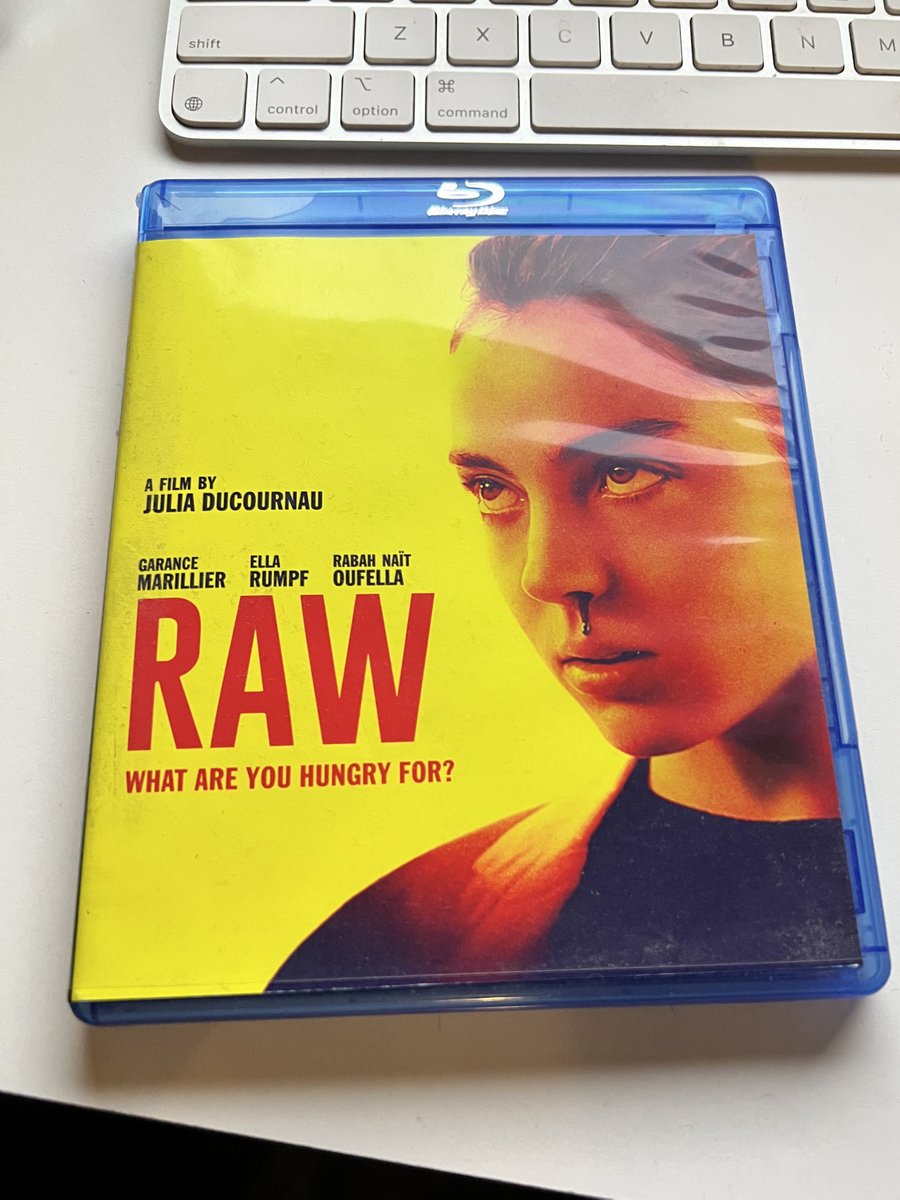 If you don't mind subtitles and want to see a bizarre yet very engaging horror movie that stays true to itself till the bitter end, I can't recommend "Raw" enough. 👻