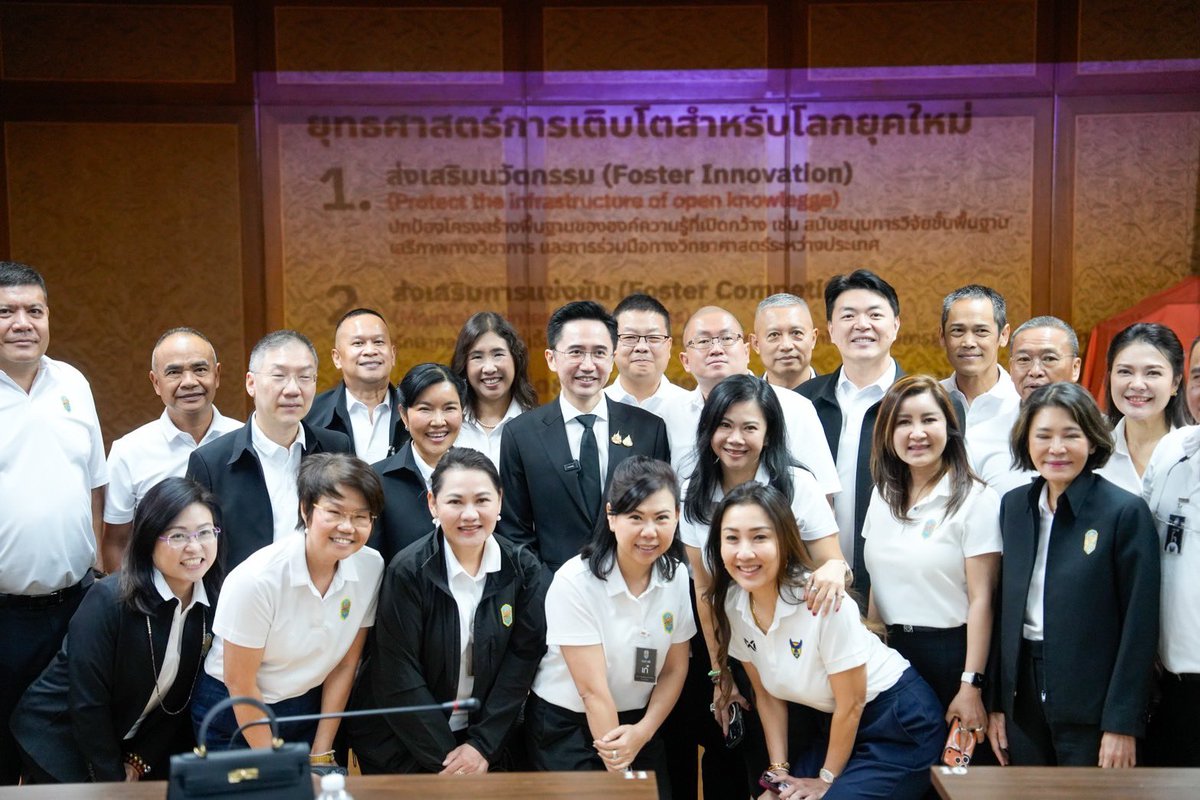 “การศึกษา” คือเรื่องของ “ทุกคน” และ “ทุกโครงสร้าง” ในประเทศ ไม่ใช่แค่เรื่องของครูหรือโรงเรียน

ผมได้มีโอกาสแลกเปลี่ยนกับ นักศึกษา วปอ. รุ่นที่ 68 ในหัวข้อการพัฒนาการศึกษาในยุคพลวัต เพื่อแก้ปัญหาความเหลื่อมล้ำ เป็นการพูดคุยที่ทำให้ได้มุมมองที่หลากหลาย

มี 5