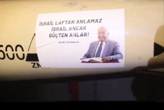 İran'ın Necmettin Erbakan Anısına 88. Füze Saldırısı
İsrail ve Amerikan rejimlerinin saldırılarına İran'ın verdiği 88. füze saldırısına, merhum eski Türkiye Başbakanı Necmettin Erbakan'ın şu sözleri ve görüntüleri eşlik etti: "İsrail sözleri anlamaz, ona güçle hitap edilmelidir."