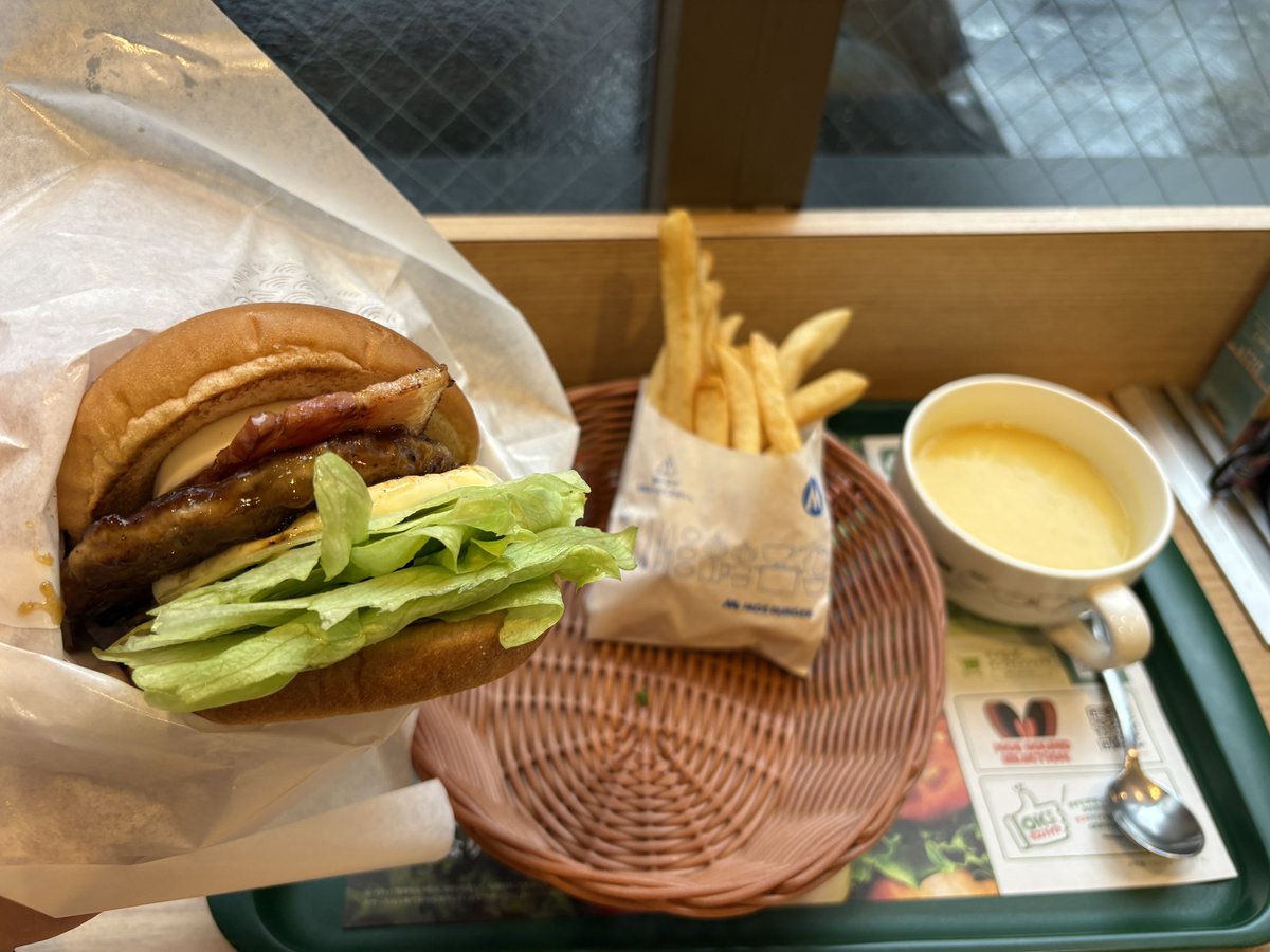 daizoishige's tweet photo. 世界のみんな聞いてくれ。
こんな美味いハンバーガーが日本だとセット1,090円だぞ。しかもチップもいらない。
いいか日本には絶対きちゃダメだぞ。 https://t.co/V8e7cYqd2c