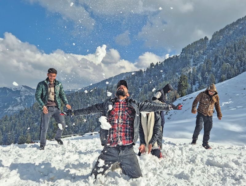 YunusKashmir's tweet photo. #Snow-kissed beauty takes over #Bhaderwah Valley ❄️
Fresh #snowfall at #Guldanda has transformed the region into a winter wonderland, drawing thousands of #tourists from across #India. @SrinagarGirl https://t.co/bdNuvewCvX