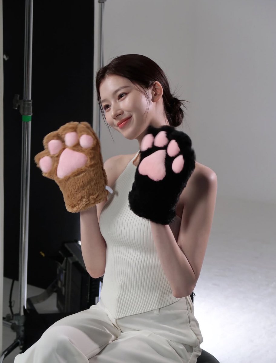 sanadorabel's tweet photo. bioré got sana in cat paws??? https://t.co/4gTjuiLdeD