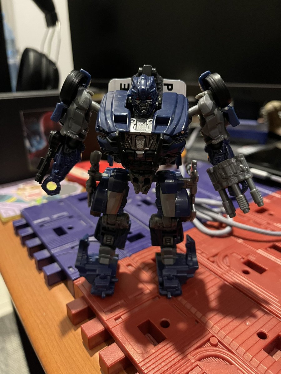 HisyamAli1103's tweet photo. 昨日、トイザらスに行ったんだけど、セールがすごく良かった。このトランスフォーマーのフィギュアを割引価格で買えて本当に嬉しい。✨✨
#トランスフォーマー #StudioSeries #best #great #happy #wonderful #ToyRUs #トイザらス https://t.co/wWmchk4jOr