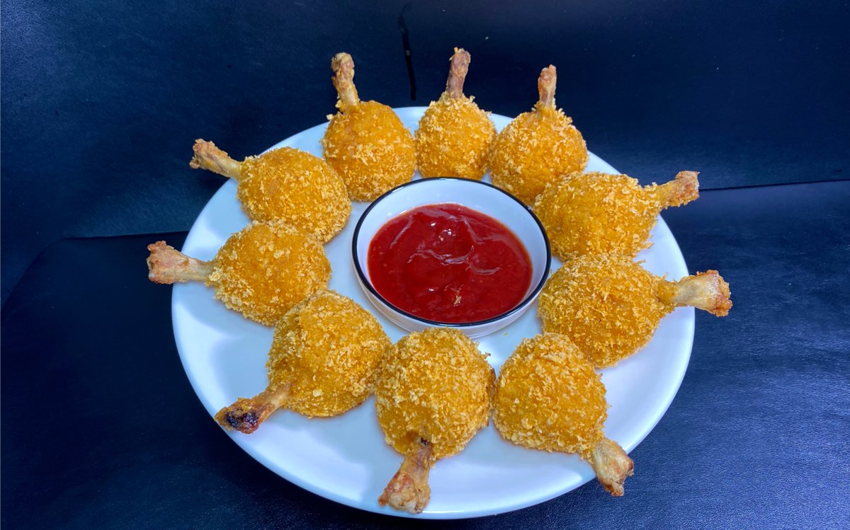 __usa9i's tweet photo. Savor the crispy, spicy crunch of Korean fried chicken ()—glazed with gochujang, paired with pickled radish, and perfect for sharing!  #KFood #StreetFoodJoy https://t.co/vIHIHoY9aU