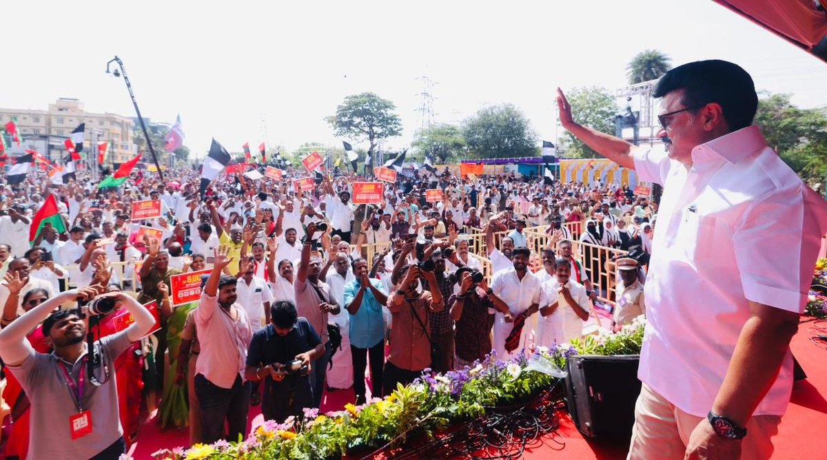 DMKVoice1's tweet photo. திசை எட்டும் திராவிடக் குரல்!
"இது வெறும் வாக்குறுதி அல்ல, வரலாறு படைக்கும் மக்கள் புரட்சி! தமிழ்நாட்டின் விடியலுக்காக வீதி எங்கும் எதிரொலிக்கும் வெற்றி முழக்கம்!" ☀️✊
#DMKVictory https://t.co/Njc0mKJO4K