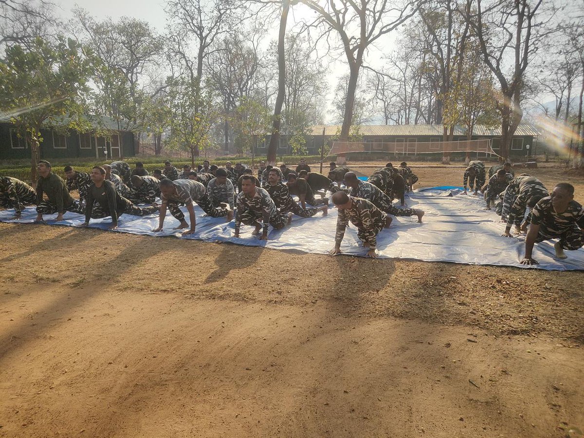 33BnSSB_INDIA's tweet image. वाहिनी के COB फूलपार में #FitIndia अभियान के अंतर्गत योगा कार्यक्रम का आयोजन किया गया। सभी बलकर्मियों ने उत्साहपूर्वक भाग लेकर फिटनेस व स्वस्थ जीवनशैली के प्रति अपनी प्रतिबद्धता दिखाई।
@SSB_INDIA 
@SSBFTRLUCKNOW 
@shq_SSBBHILAI 
#FitIndiaMovement 
#HealthyIndia
