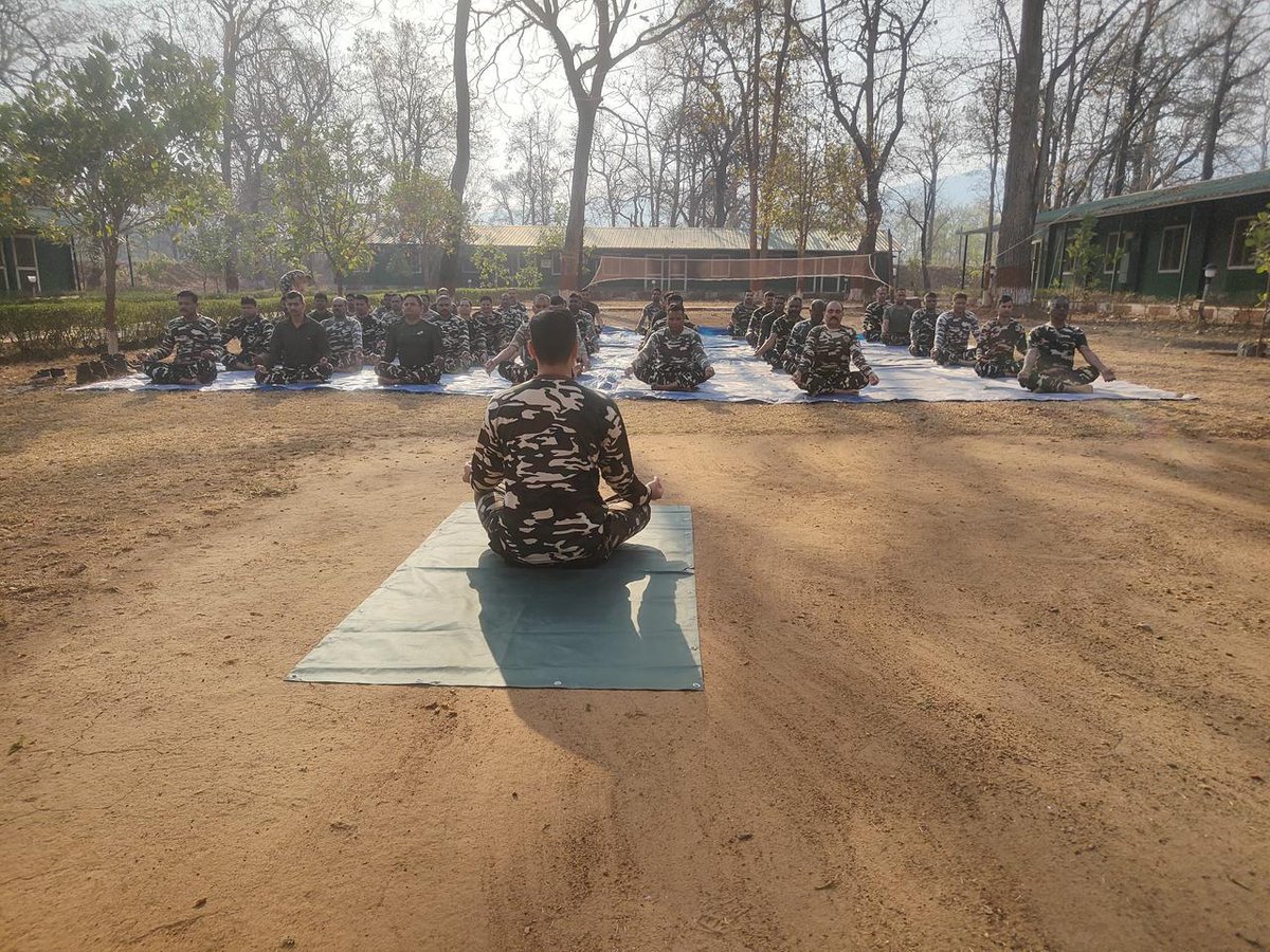 33BnSSB_INDIA's tweet image. वाहिनी के COB फूलपार में #FitIndia अभियान के अंतर्गत योगा कार्यक्रम का आयोजन किया गया। सभी बलकर्मियों ने उत्साहपूर्वक भाग लेकर फिटनेस व स्वस्थ जीवनशैली के प्रति अपनी प्रतिबद्धता दिखाई।
@SSB_INDIA 
@SSBFTRLUCKNOW 
@shq_SSBBHILAI 
#FitIndiaMovement 
#HealthyIndia