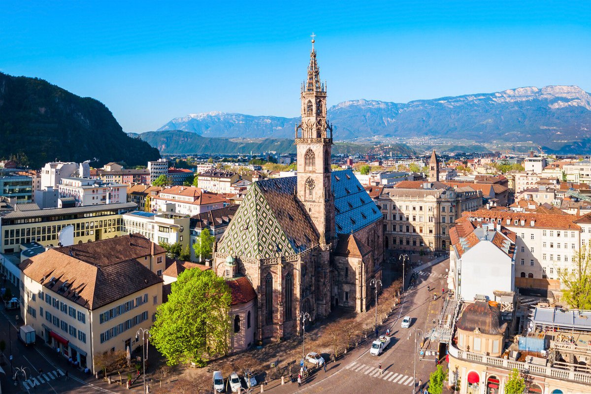 f_lesache's tweet photo. Hier à #Bolzano avec le patronat italien @Confindustria 🇮🇹 pour échanger sur notre coopération bilatérale, extrêmement dense. Crise au Moyen-Orient, prix de l’énergie, révision ETS, simplification UE, autonomie stratégique,… de nombreux sujets évoqués. @medef 🇫🇷🇪🇺 https://t.co/2aPckQwmoN