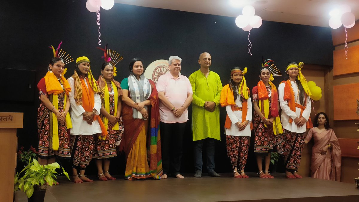 KalaSankul's tweet photo. संस्कार भारती के केंद्रीय कार्यालय ‘कला संकुल�� में आयोजित मासिक कला संगोष्ठी ने कला, विचार और समाज के मध्य गहन संवाद को एक नई दिशा प्रदान की। मार्च माह के इस आयोजन में कला और रचनात्मकता के विविध आय���मों पर सार्थक चर्चा हुई https://t.co/Wq1rZFXqvg