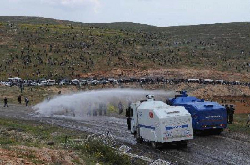 roze_arp's tweet photo. Abdullah Öcalan'ın 2009'daki doğum günü kutlamasında katledilen Mustafa Dağ ve Mahsum Karaoğlan için herkesin Amara'da olmasını isteyen Barış Annesi Cemile Çiftçi: Abdullah Öcalan'ın doğum günü için en güzel kıyafetlerimi giyerek Amara'ya gideceğim.
https://t.co/AGANAjrRto https://t.co/xhIwPSqVyr
