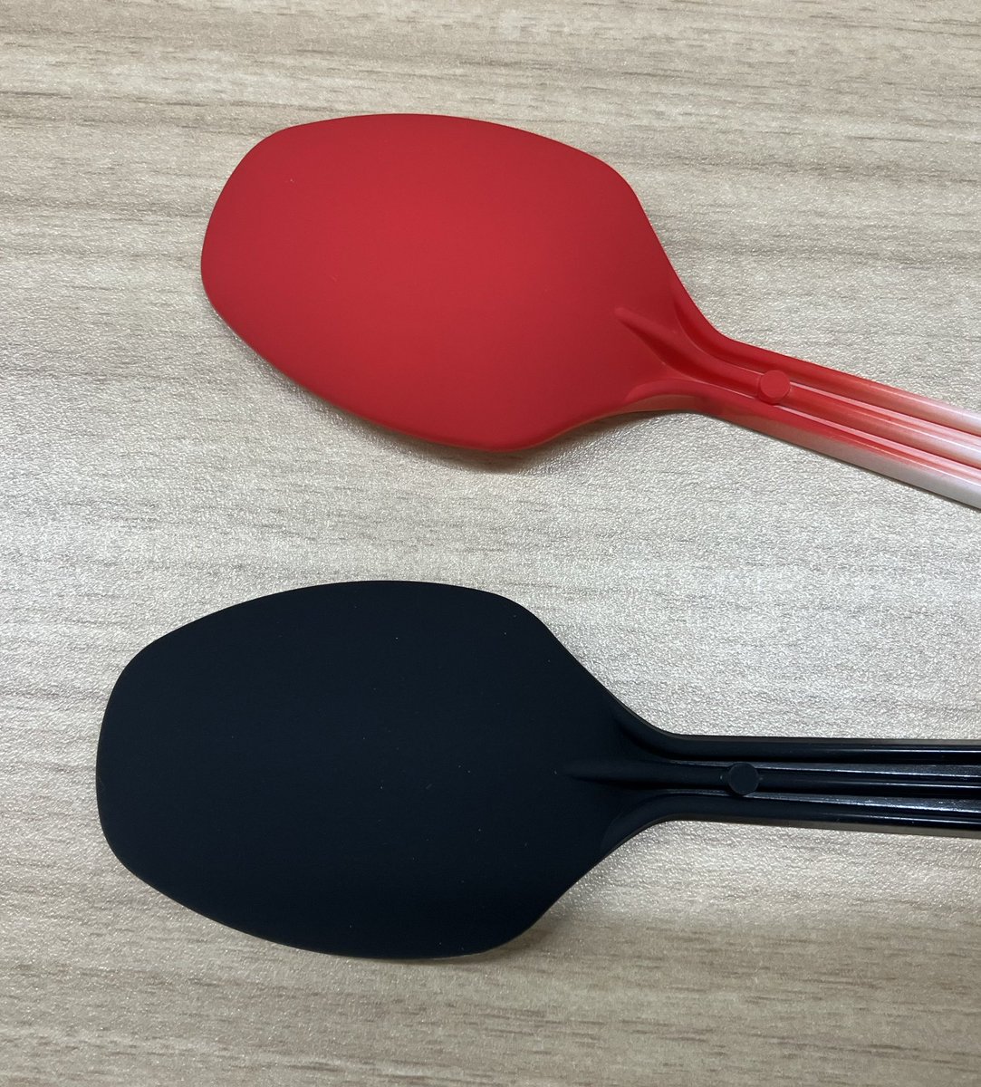 水性プレミアムトップコー　つや消し(高透性)は、お値段は高くなりますが、ガツンとツヤが消えているのに、つや消しの度合いに対して、これまでのものよりも白っぽさを抑えた仕上がりになります。
写真はGGXハーマンレッド光沢と光沢の黒色スプーンに塗布したものです。