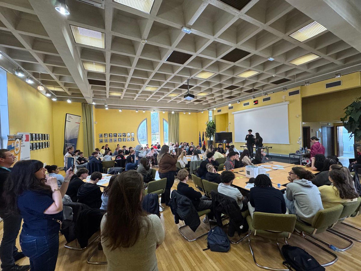 prefet59's tweet image. #Jeunesse #Formation #Entrepreneuriat

𝐃𝐞𝐬 𝐥𝐲𝐜𝐞́𝐞𝐧𝐬 𝐝𝐚𝐧𝐬 𝐥𝐚 𝐩𝐞𝐚𝐮 𝐝’𝐞𝐧𝐭𝐫𝐞𝐩𝐫𝐞𝐧𝐞𝐮𝐫𝐬 !

💡Jeudi 26 mars 2026, Pierre Azzopardi, sous-préfet, a accueilli en sous-préfecture de Douai 90 lycéens venus participer à des ateliers dans le cadre du programme