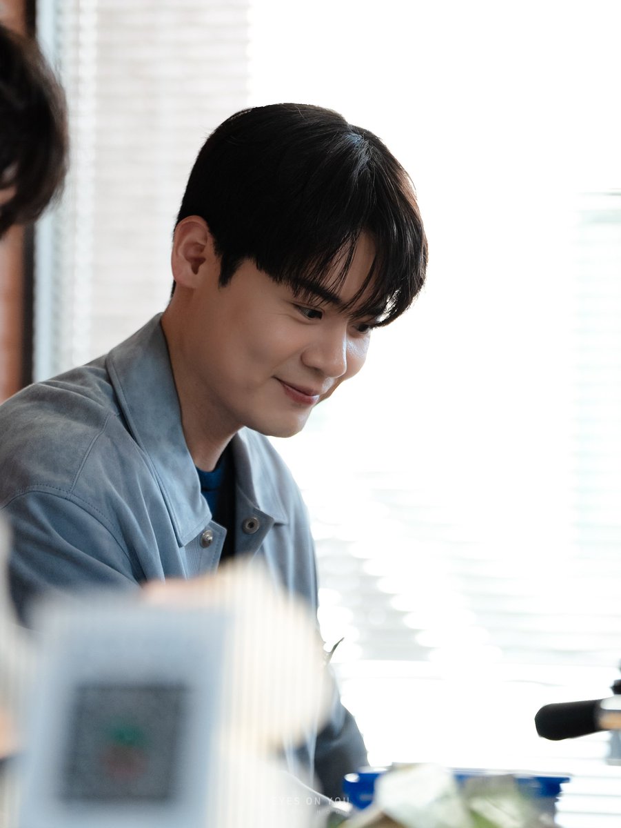 사장님TMI)
샷이 밀리면 빨리 나오라고 간절히 기도하는 편이다 
(효과가 있는지는 모르겠고 좀 귀여우심 ㅎ) 
주문이 잘 빠지면 엄청 기뻐함 ꒰ ⸝⸝ɞ̴̶̷ ·̮ ɞ̴̶̷⸝⸝꒱

#라포엠 #유채훈
#AprilFoolsDay #만우절 #HappyAprilFoolsDay