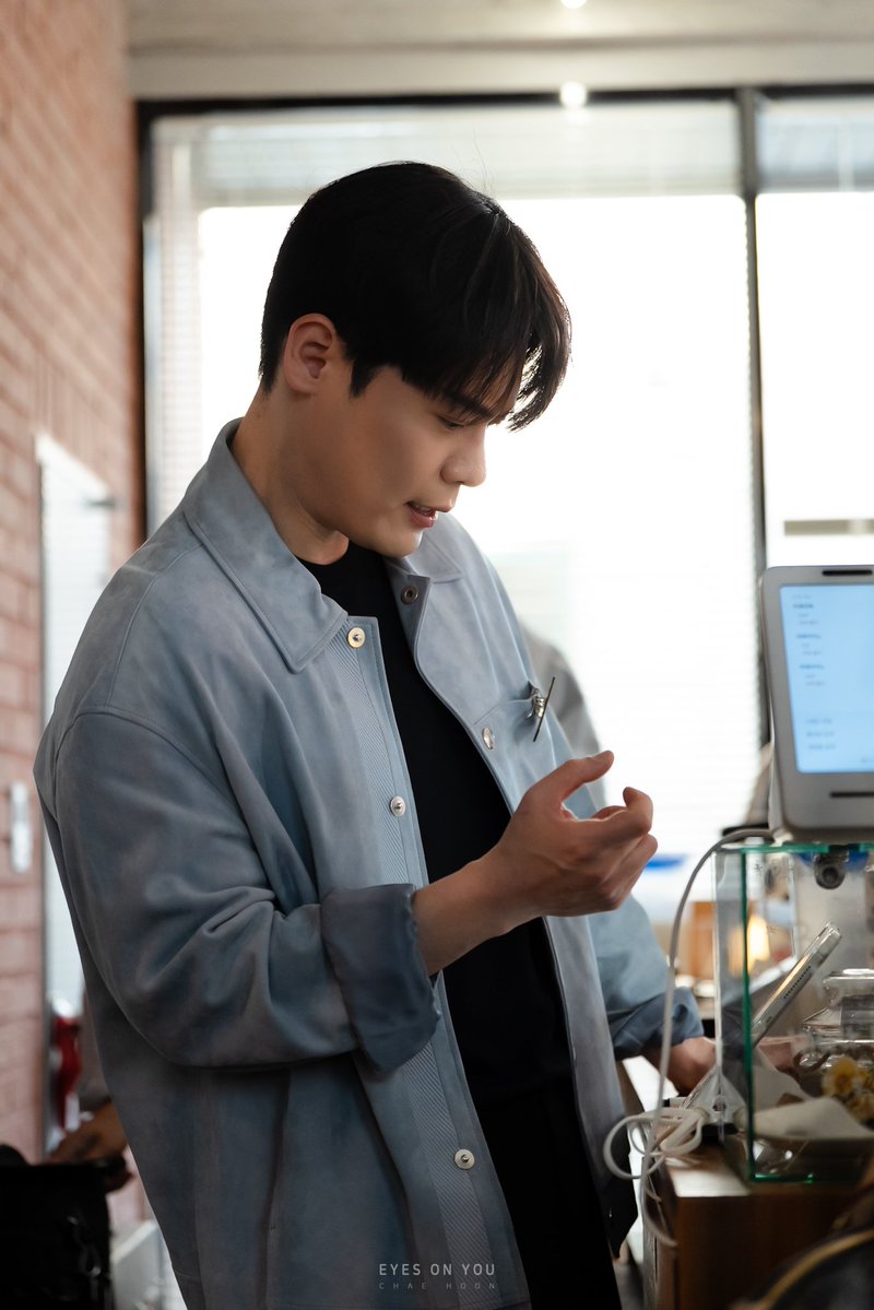 사장님TMI2) 

주문받으면서 포스기 띵똥똥 누르다 혼자 삘받으면 스웨ㅔㅔㅔ거가 된다 🤟🏻
어릴 때 롹스타가 되고싶다고 했던거 같기도 함(❛ө❛)

#라포엠 #유채훈
#AprilFoolsDay #만우절 #HappyAprilFoolsDay