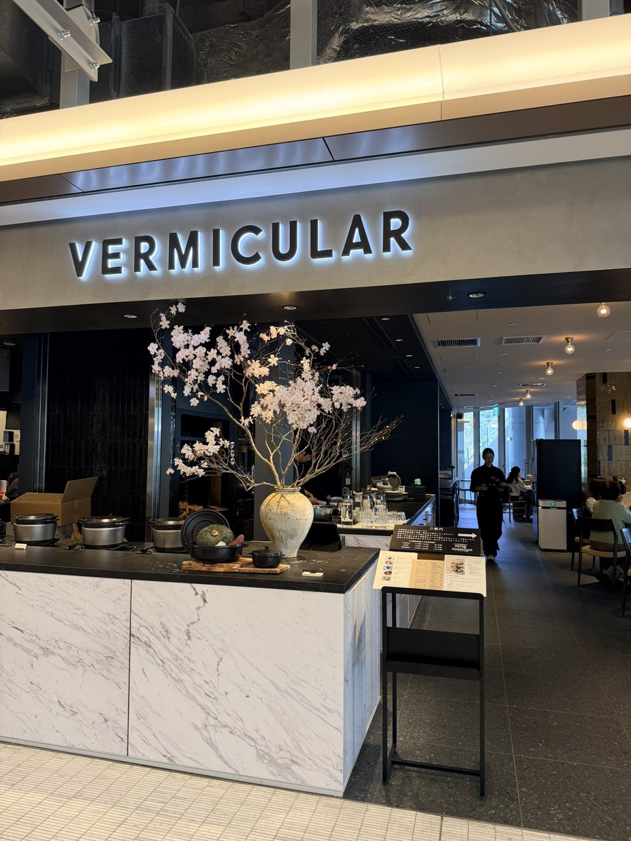 #いい店見つけた👀 
『VERMICULAR RESTAURANT THE FOUNDRY』
NEWoMan高輪にあるバーミキュラの調理器具を使った料理が愉しめるレストラン

野菜の甘み感じる無水カレーは付け合わせの野菜もまた美味しい
特に素材本来の甘さがひき立った感のある人参はさすがバーミキュラと思わせる美味しさ