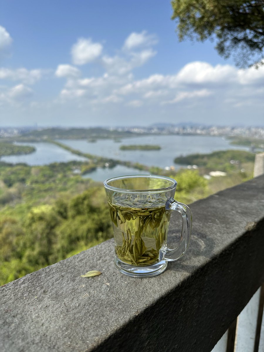 今天的杭州又是爬山的好天气，这次爬到山顶还能喝茶，惬意