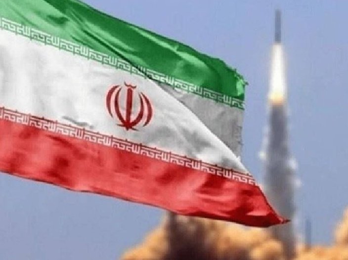 ای پرچم سه رنگ
اسطوره ی غرور
در اوج بینمت
در سختی و سرور
#جمهوری_اسلامی_ایران