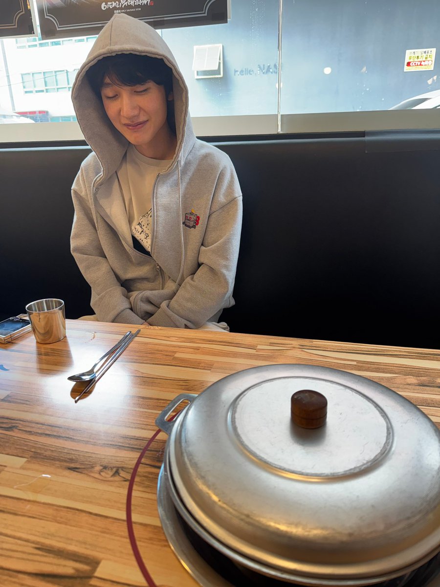 dearyhyeokie's tweet image. Untara eats with Peanut!!

I was wondering why Faker wasn't there and a few seconds later I realized that he had a match today😭