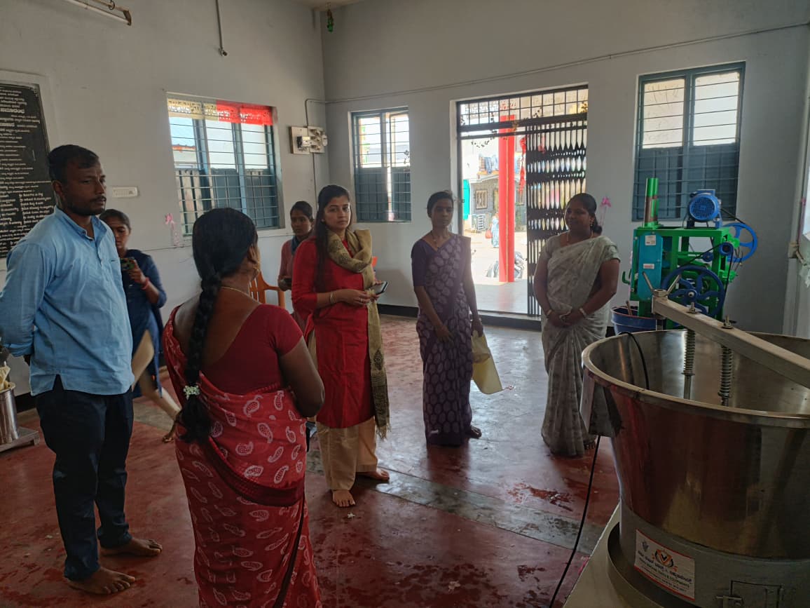 ceo_haveri's tweet photo. Visited the food processing unit being run underthe NRLM Sanjeevini Federation at Hirebudihal village in Aladageri Gram Panchayat limits of Hirekerur taluk, in collaboration with the Van Dhan Vikas Kendra&amp;the Integrated Farming Cluster.@CommrPR @DCHaveri @readingkafka @ZP_Haveri https://t.co/Z45dPCZBk8