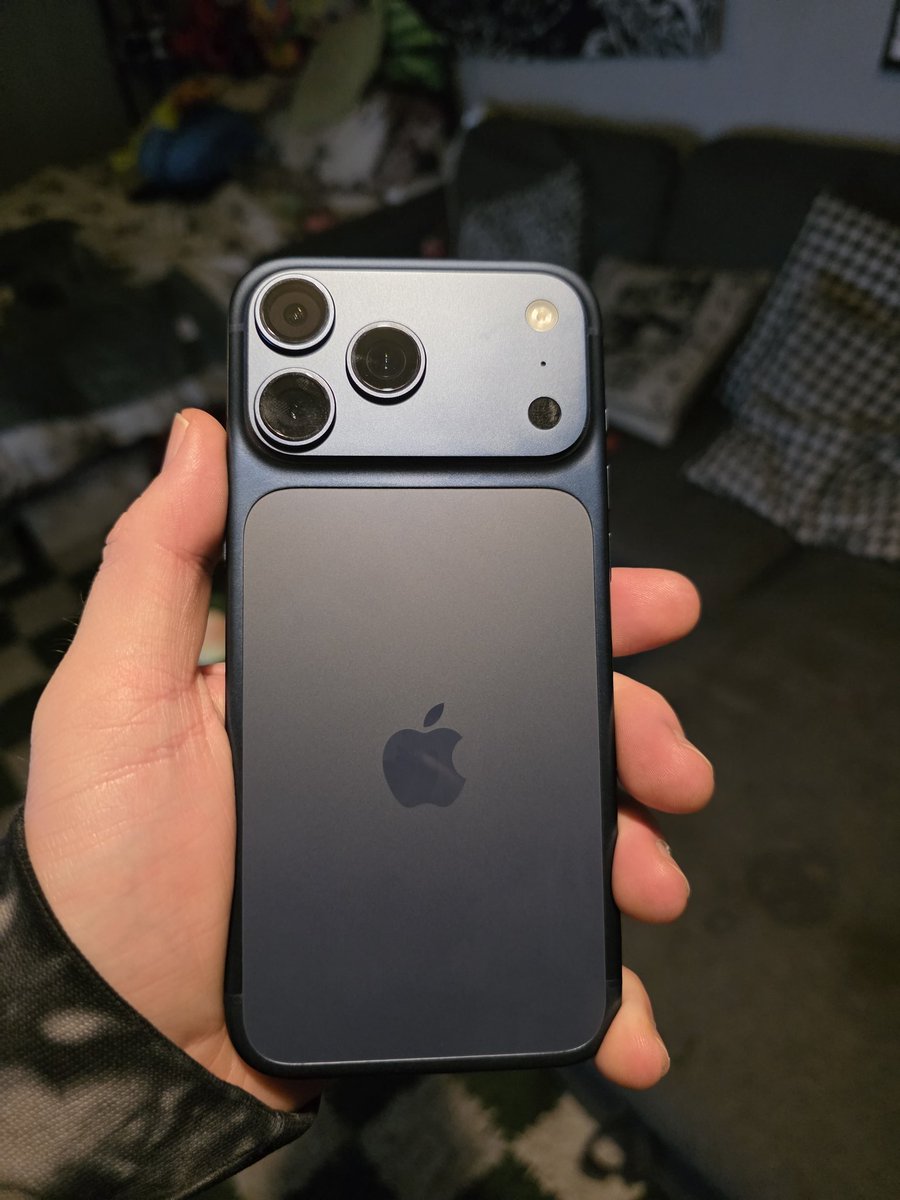 Ibanez_shreds's tweet photo. I get why people like iPhones but for me after trying one again,I way prefer android #17promax https://t.co/WZx9X53ueL
