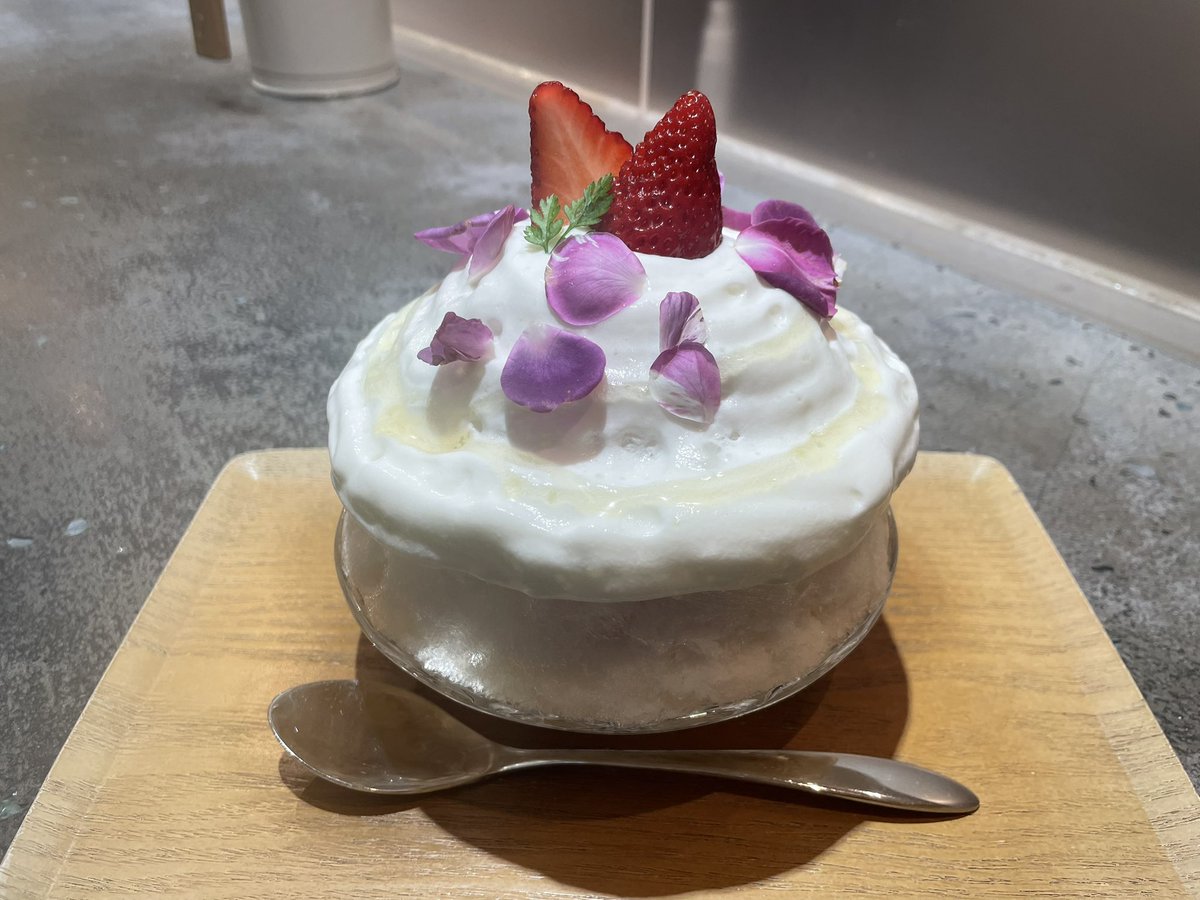 atsuko26841463's tweet photo. ほうせき箱
いちごと薔薇のヨーグルト
大好き苺🍓と薔薇の花びら🌹
ヨーグルトエスプーマに
ハチミツのアクセント
美味しかったです👍🏻✨ https://t.co/kf9Msie8Nk