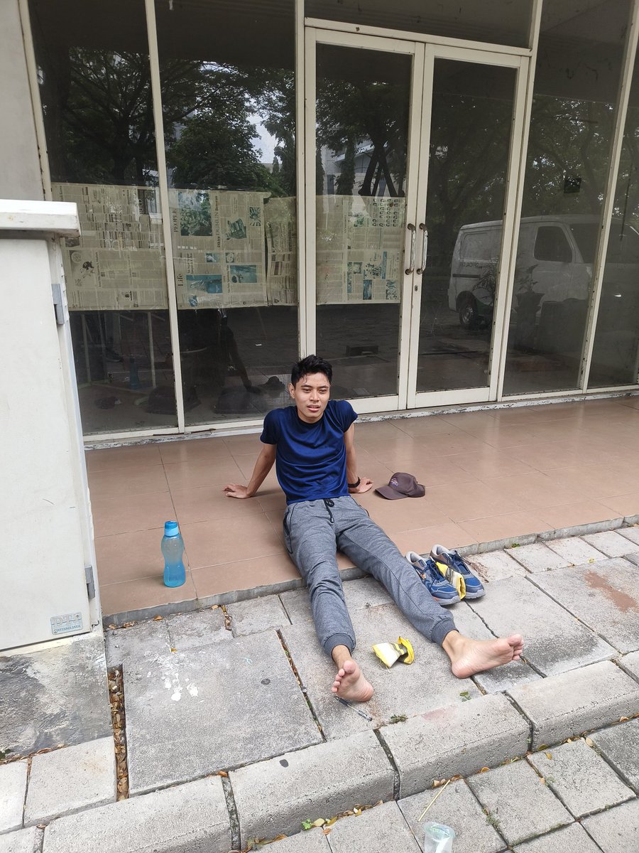 JujurSpill's tweet photo. #Fomo Gaya Hidup Sehat, 
Dulu aku malas banget jogging.

Sekarang berkat sepatu Running Pemula Eagle, minimal seminggu sekali aku lari. Thx mama yang udah maksa aku beli merk lejen populer di kalangan bapak-bapak komplek ini. 🤭😄😚 https://t.co/qArKPRJEUq