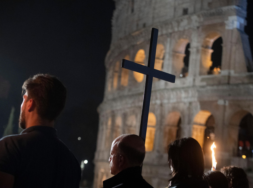 catcristiana's tweet photo. .@Pontifex_es carregarà la creu a les 14 estacions del #ViaCrucis al #Colosseu amb meditacions preparades pel franciscà Francesco Patton, antic custodi @custodiaTS 

📷© Vatican Media
➡️https://t.co/UPsEguEGBc https://t.co/PmWQuztMF7