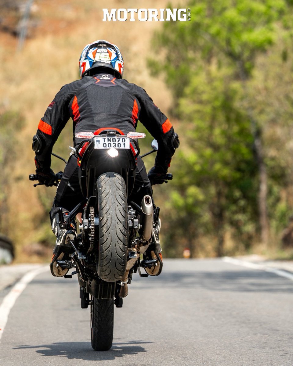 MyMotoringWorld's tweet image. Are new road-focused tyres, a lowered handlebar, and updated ride modes enough to alter the riding experience on the new @royalenfield Guerrilla 450 Apex?

Find out in our review on motoringworld.in

#royalenfield #Guerrilla450apex #bikes