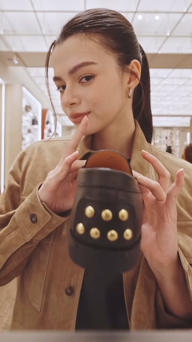 BeckyFreenCute8's tweet image. IG Reels: tods
instagram.com/reel/DWlAIRcDN…

Becky visita la boutique de @Tods en Montenapoleone, Milán, explora la artesanía detrás del icónico mocasín Gommino y descubre la colección Metal Dots.

REBECCA AT MFW WITH TODS
#BeckyxTodsFW26 #MFW26xBecky
#MilanFashionWeek 
#Tods