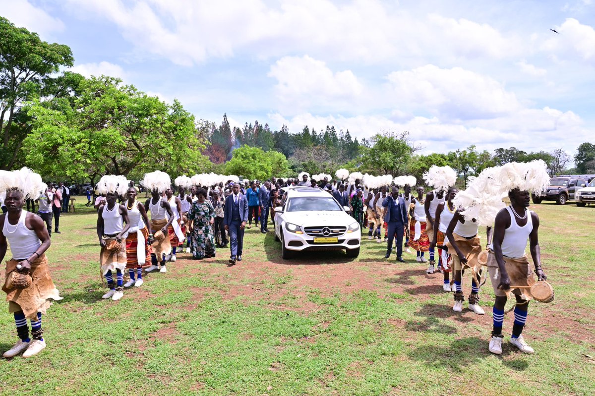 Hon Gifter Aber tweet media