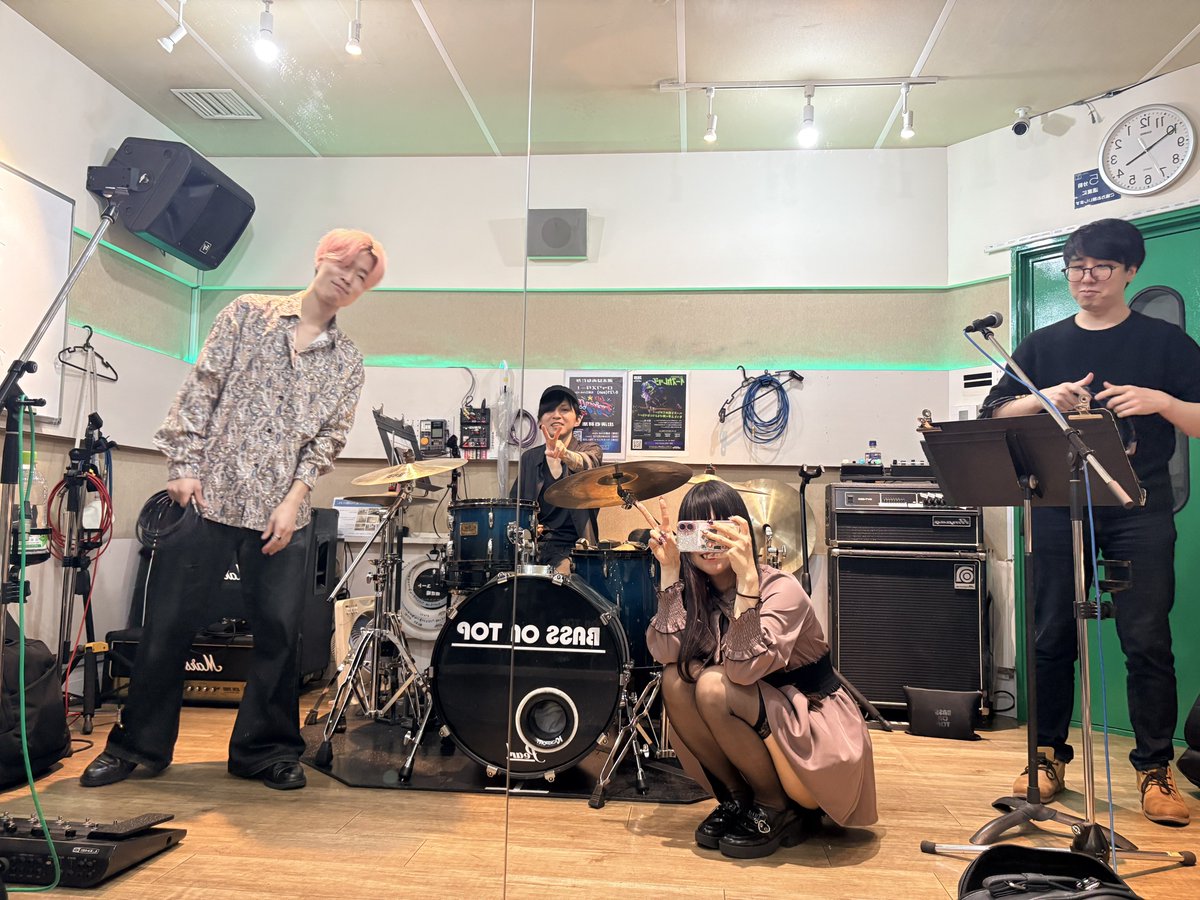 bistro CHEFRIE🍓🍽

やさしいみんなの4コマ劇場

今回は、新人アルバイターとして、
Gt.YUTOさんをお迎えしてお送りします‼️

久しぶりのオンステージ🪩
お楽しみに✨✨✨

ご予約は、リプかDMでご連絡ください！💌
配信リンクは今夜19時までにお知らせします‼️‼️‼️🎦