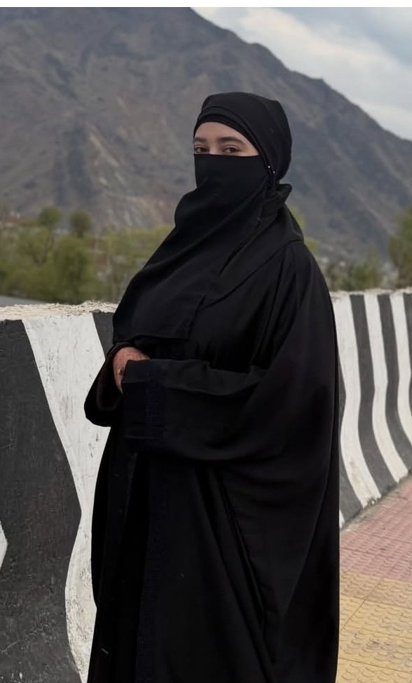 تم جو کہتے ہو دیکھ لی دنیا
 تم نے کبھی دیکھا ہے ہنستے ہوئے مجھے

🖤🌸🧕