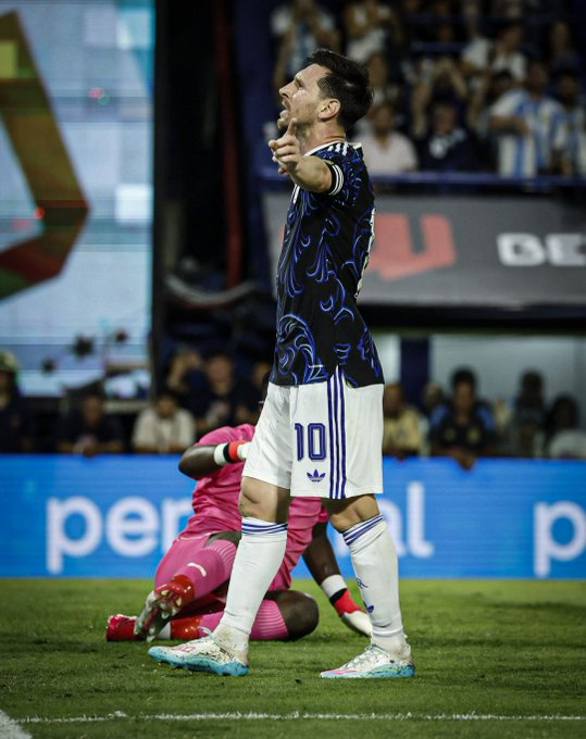 Le bilan de Lionel Messi avec l'Argentine 🇦🇷 aujourd'hui :
🏟️ 198 matches
⚽️ 𝟭𝟭𝟲 𝗕𝗨𝗧𝗦
🎯 𝟲𝟮 𝗣𝗔𝗦𝗦𝗘𝗦 𝗗.

Le bilan de Lionel Messi en carrière :
⚽️ 𝟵𝟬𝟮 𝗕𝗨𝗧𝗦
🎯 𝟰𝟬𝟴 𝗣𝗔𝗦𝗦𝗘𝗦 𝗗.