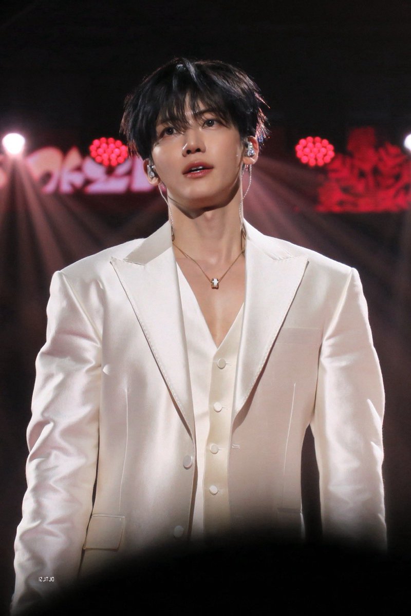 his honey-like skin looks so delicious...