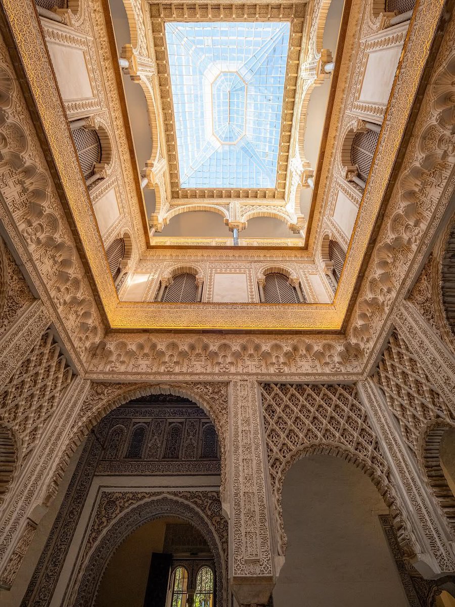 Real Alcázar de Sevilla, España. 
El Palacio Real más Antiguo de Europa en uso. Aquí la historia y el arte se entrelazan desde el siglo XI hasta nuestros días, elementos renacentistas, manieristas y barrocos conviven con el arte musulmán, mudéjar, gótico…

(Fotos©️Marc Nouss/Ig)