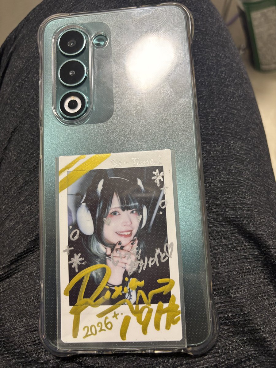 tetsu_aru_tere's tweet photo. りーちゃんからチェキが届きました🙌
サイン入りありがとう😊
お気に入りのチェキはスマホケースの中。
#りーしあ
#りーちゅーん
#19Hz
@YTch_Rixia https://t.co/XXQmY0y3VK