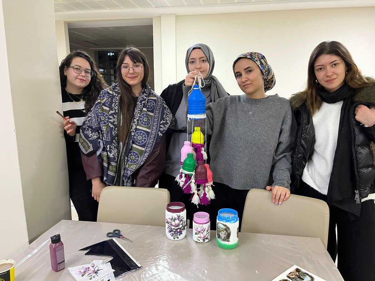 EdirneKYGM's tweet photo. İpsala yurdumuz öğrencileri ''Sıfır Atık'' projesi kapsamında küçük geri dönüşüm etkinlikleri düzenledi. Cam kavanozları kalemliğe, pet şişeleri ise balkon süsüne dönüştürdü.

#KYGMAkademi https://t.co/AQoewbY9nO