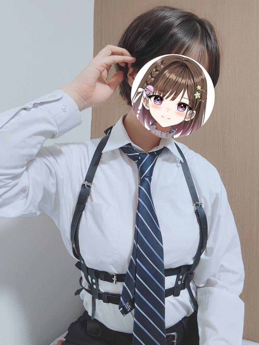 tyinachanel's tweet photo. なんかめちゃくちゃこの方に似てるって言われます‼️
なんか見比べてたら、胸筋に見えてきました助けてください‼️

ちなみにこのボーイッシュお姉さん、
中学の時に学年で握力1位とりました。 https://t.co/jvS3ZRYRkT