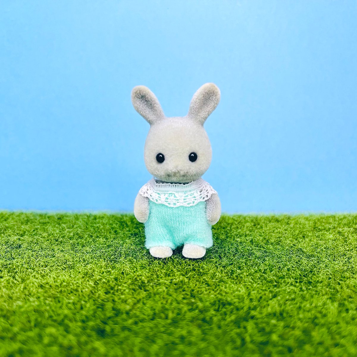 bluenoakatsuki's tweet photo. 65人目のお迎えはグレーウサギの赤ちゃん！

1985年に初登場。
初代の9つのファミリー内の1人です。
わたウサギ(画像2枚目)と似ていますが
耳の中がピンク色ではなく、口の周りが白色でないのが見分けるポイントです。

#シルバニア
#シルバニアファミリー
#sylvanianfamilies
#calicocritters https://t.co/pyG5517pYK