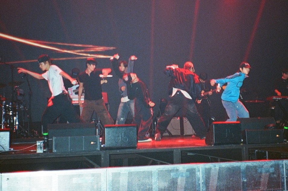 콤마 .. tweet media