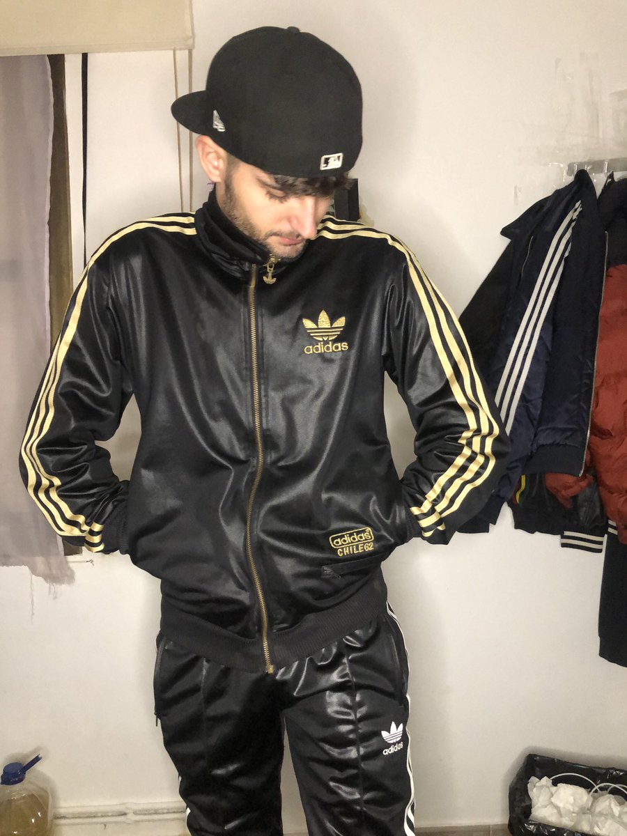 Gold and shiny? theres many like this on my page:

👉🏻👉🏻linktr.ee/scallyswag99👈🏻👈🏻

#shiny #scally #scallylad #trackies #adidaschile #kiffeur #survetement