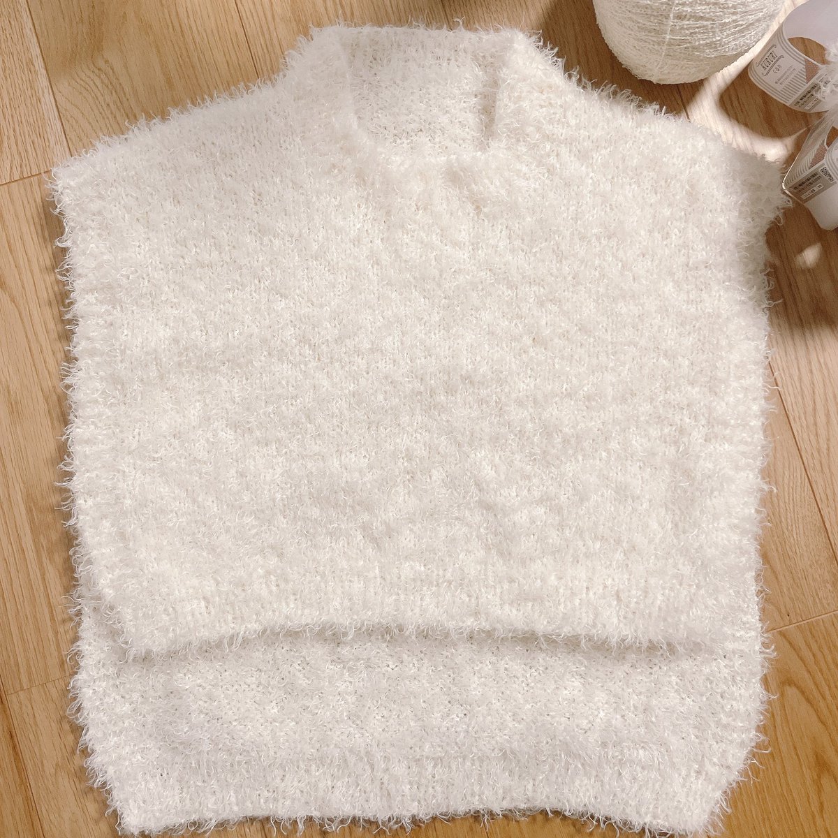 protumuri's tweet photo. 編み終わりました🙌💖
水通しして、形整えたいと思います☺️
🧶Seria #ごしょう産業 くるり 5玉
🧶工業残糸 スラブブークレ糸 同量
▶️Looprieさん シンプルなサイドオープンベストの編み方動画　参照
#編み物好きさんと繋がりたい
#棒針編み #100均毛糸 https://t.co/fyab59uB44