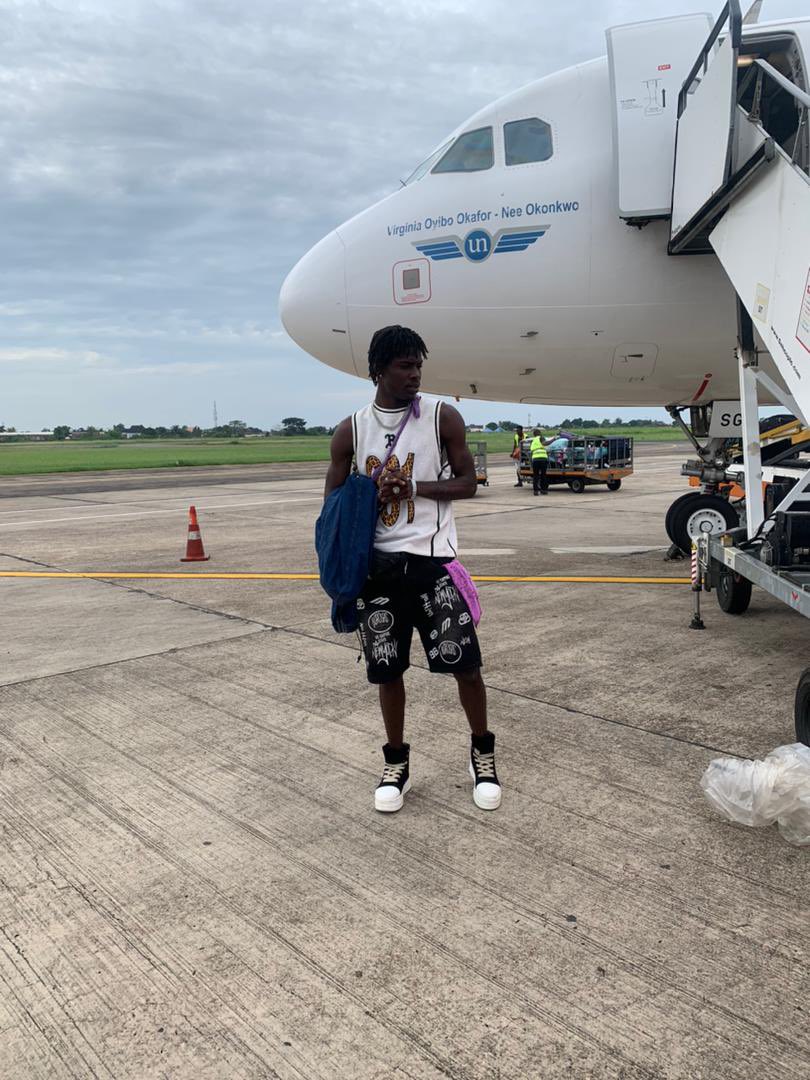 Posah_singer's tweet photo. Catching flights💜✈️ https://t.co/5cJMOtx8Fe
