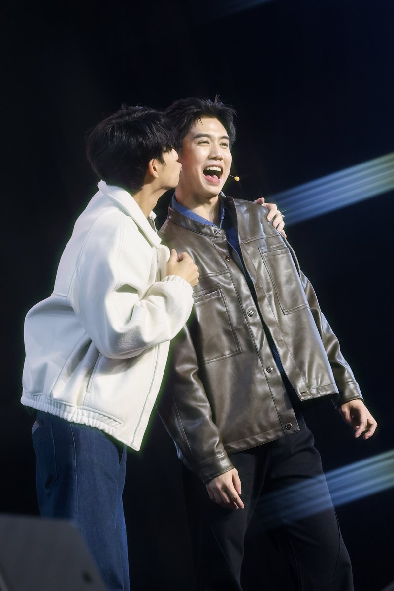จุ่มแก้ม แบบ บอใบไม้ 🤪

JANJINGJING SINGCHIMON X LH  
#GMMTVLIVEHOUSE #SingChimon #ซิงชิม่อน #centralwOrld