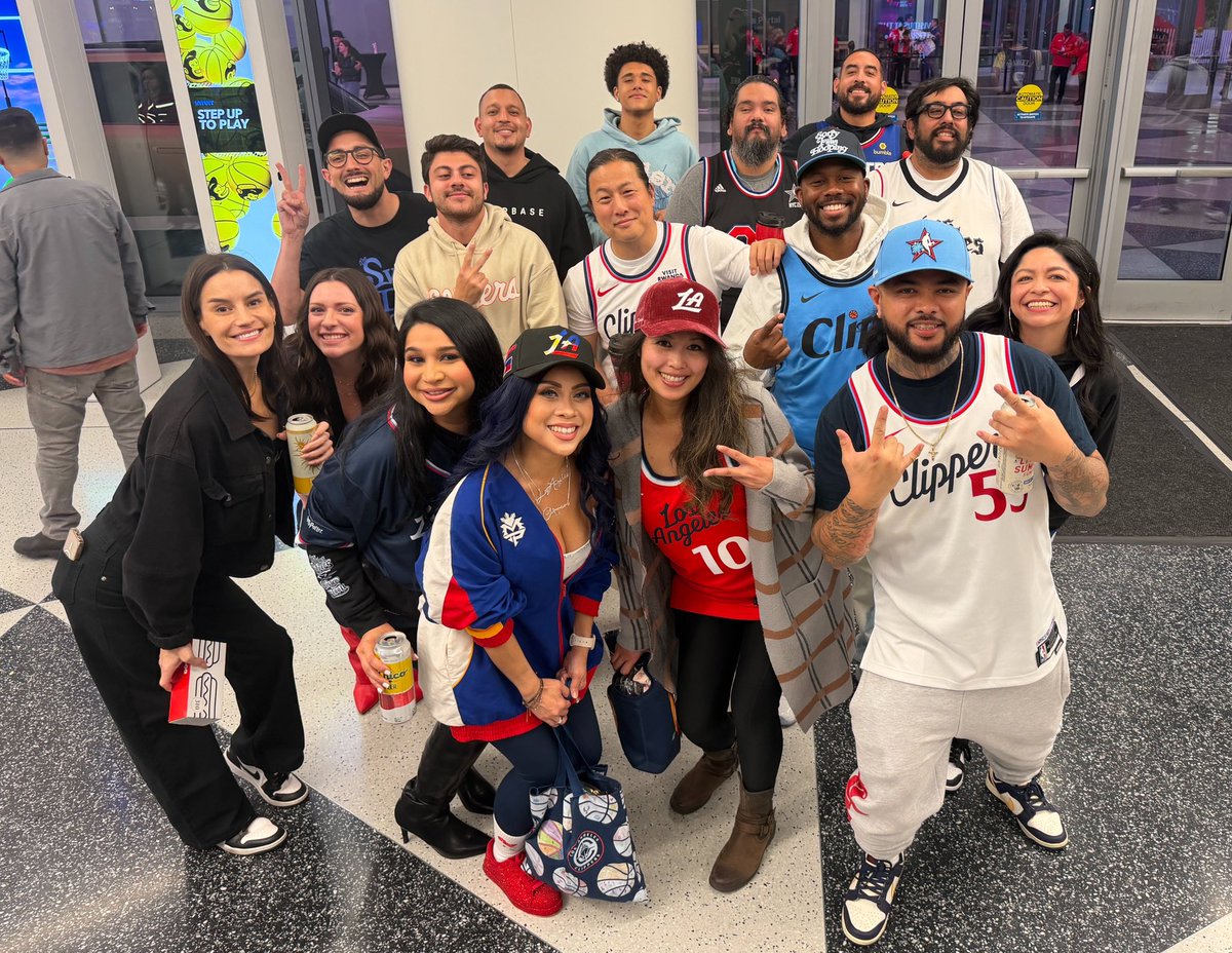 pinklunatik's tweet image. Annoying loss but at least #ClipperNation out here looking good 🤩