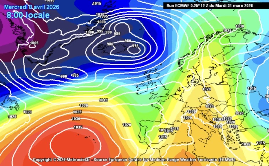 VigipreventionM's tweet photo. ⛈️ -> Une forte divergence entre les modèles apparaît pour la période suivant le week-end de #Pâques, qui s’annonce par ailleurs très #doux, voire estival.
🥵 -> La #tendance principale reste celle d’un anticyclone s’étendant du #Maghreb jusqu’au sud de la #France, favorisant un flux de sud et une nette hausse des #températures. Celles-ci pourraient dépasser les 20°C sur une grande partie du pays, voire atteindre localement 25 °C dans le sud.
⁉️-> Cependant, plusieurs modèles envisagent également la mise en place d’une dépression accompagnée d’un talweg plongeant vers le golfe de Gascogne, pouvant évoluer en goutte froide vers la péninsule Ibérique en début de semaine prochaine. Le positionnement exact de cette dépression sera déterminant pour l’évolution du temps la semaine suivante.
-> Selon les scénarios, elle pourrait soit favoriser une dégradation orageuse sur la #France, soit rester plus à l’écart vers l’Atlantique, limitant alors les précipitations à quelques pluies faibles sur l’ouest du pays.
👉 La situation reste donc à affiner, avec encore de fortes incertitudes à ce stade.
